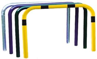 Modellbeispiele: Anlehn- und Absperrbügel -Sylt- Ø 48 mm, v.l.: verzinkt, nach RAL-Karte